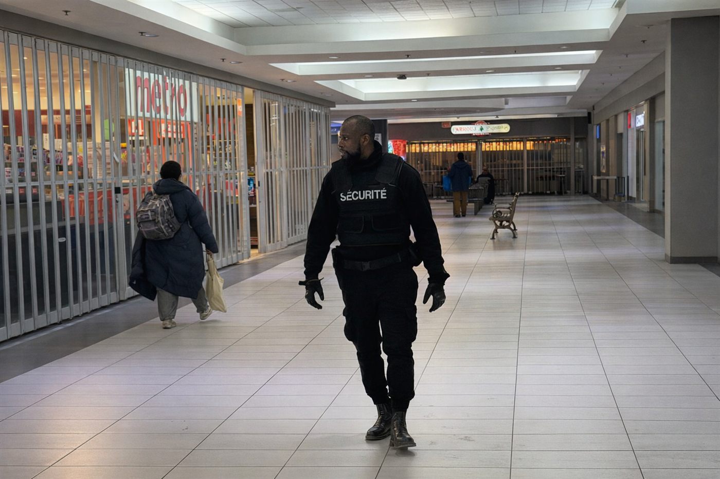 Agent GIS assurant la sécurité d'un centre commercial